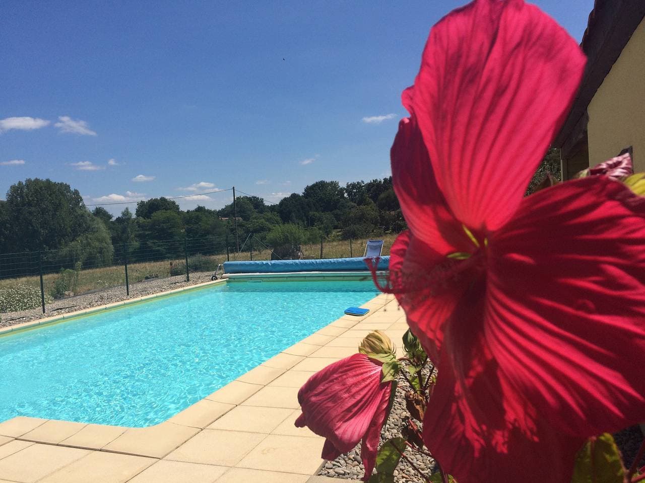 Foto 6 von 29: Gästezimmer „La Ferme De La Croix D’Allon“ mit Pool, Garten und gemeinsamem WLAN