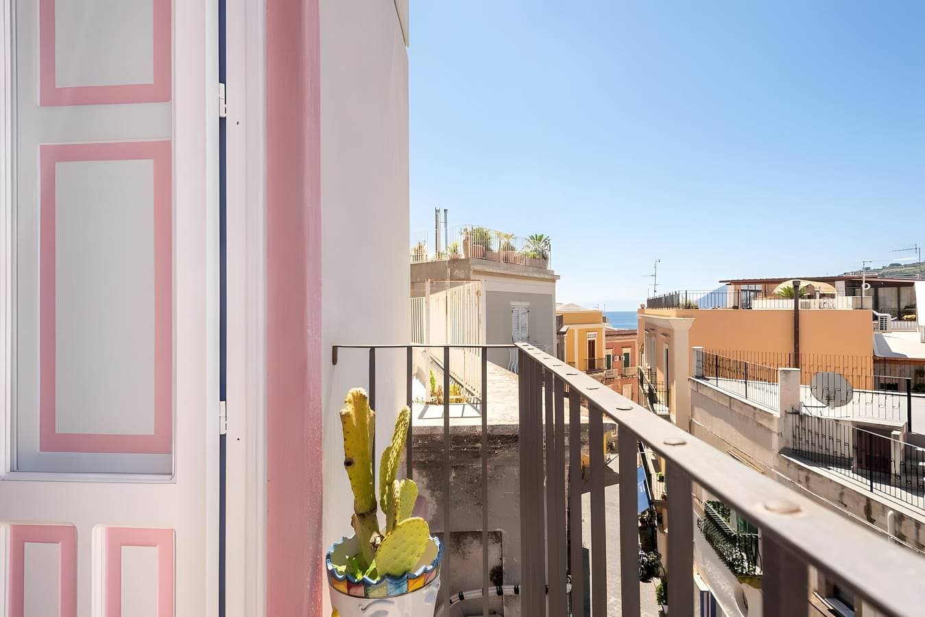Foto 5 von 28: Zimmer 'Rosa' mit gemeinsamer Terrasse, WLAN und Klimaanlage