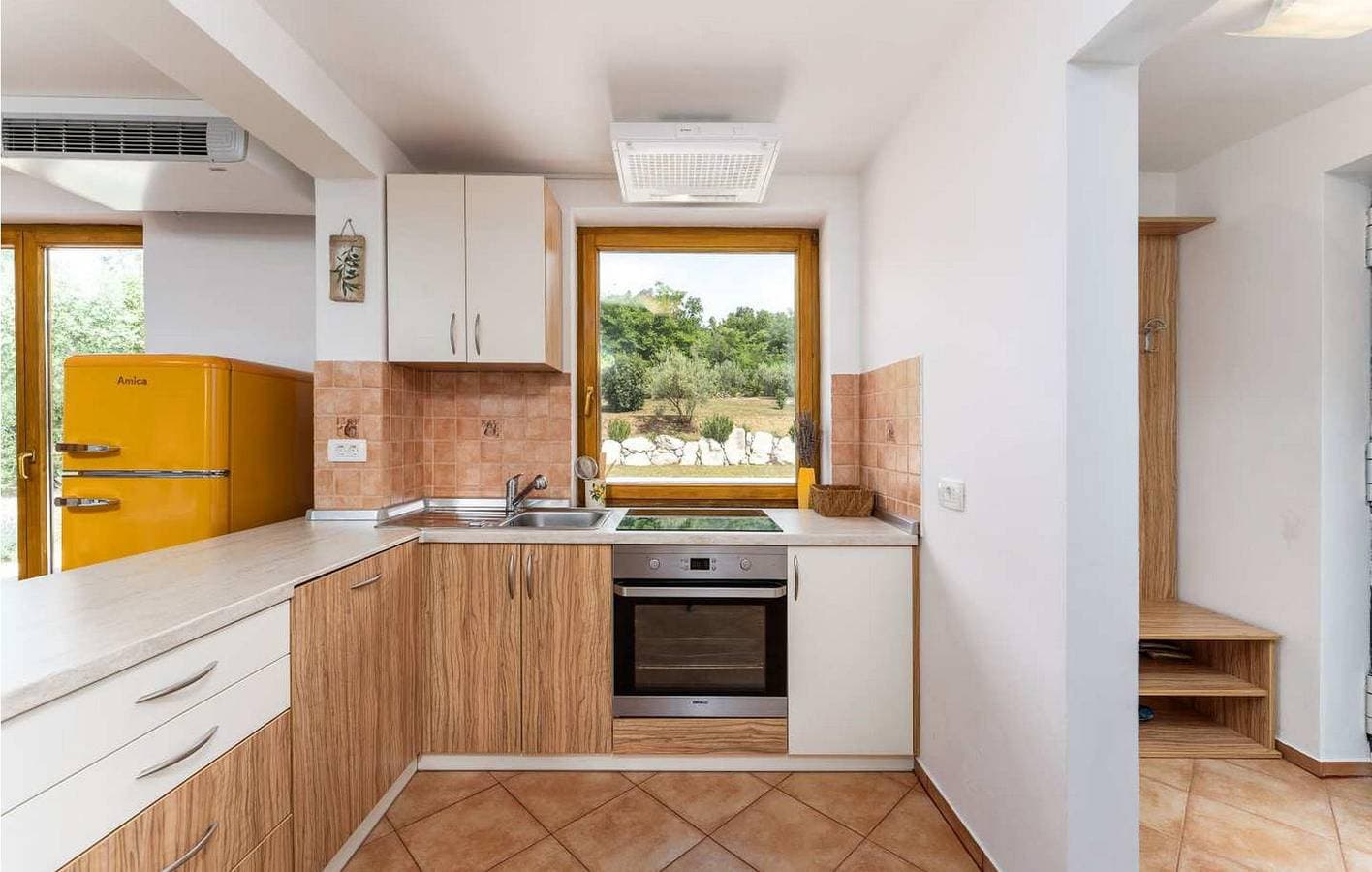 Foto 10 von 46: Geräumige 2-Zimmer-Wohnung mit Pool, Terrasse und WLAN in der Nähe des Flusses Mirna