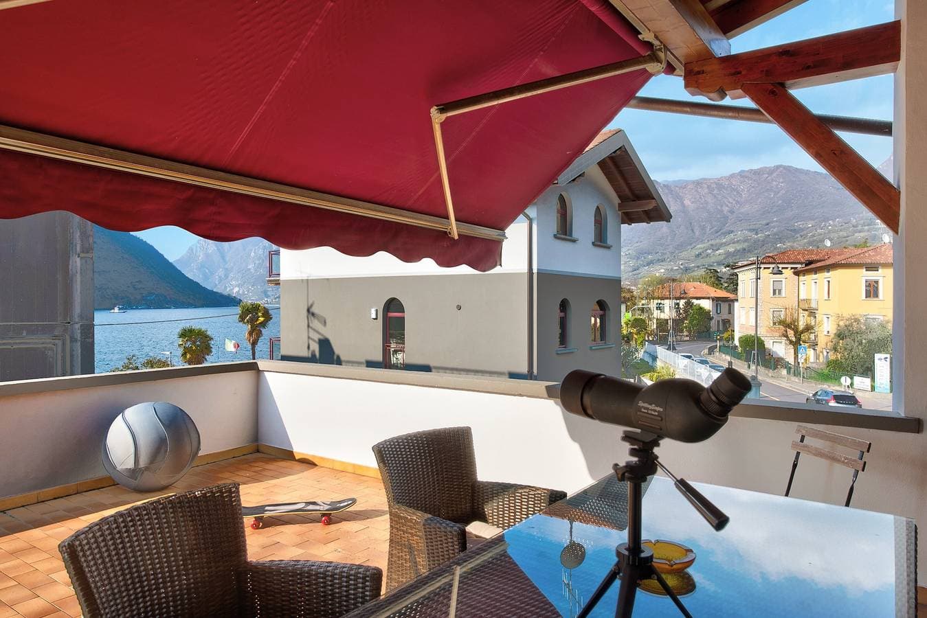 Foto 2 von 29: Ferienhaus 'Wakesurfhouse 2' mit Seeblick, privater Terrasse und WLAN