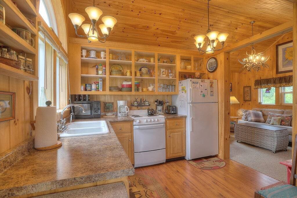 Foto 12 von 17: Cozy Haley Pond Waterfront Cottage in Downtown Rangeley