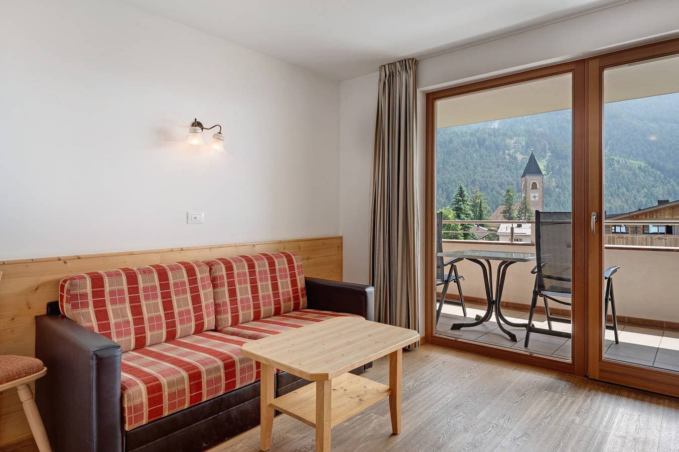 Foto 6 von 34: Ferienwohnung 'Residenz Nussbaumer Apt B' mit Bergblick, Gemeinschaftspool und Wi-Fi