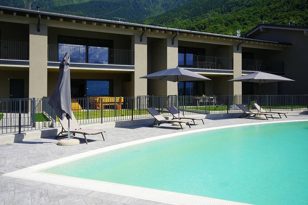 Foto 10 von 30: Modern lake view apartment with shared pool, garden, parking, air-conditioning