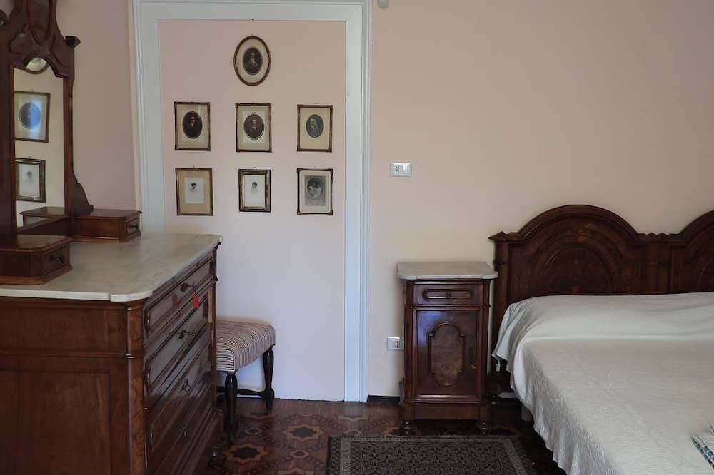 Foto 2 von 30: Garda lake Salò Luxury apartment old romantic family Villa, terrace garden