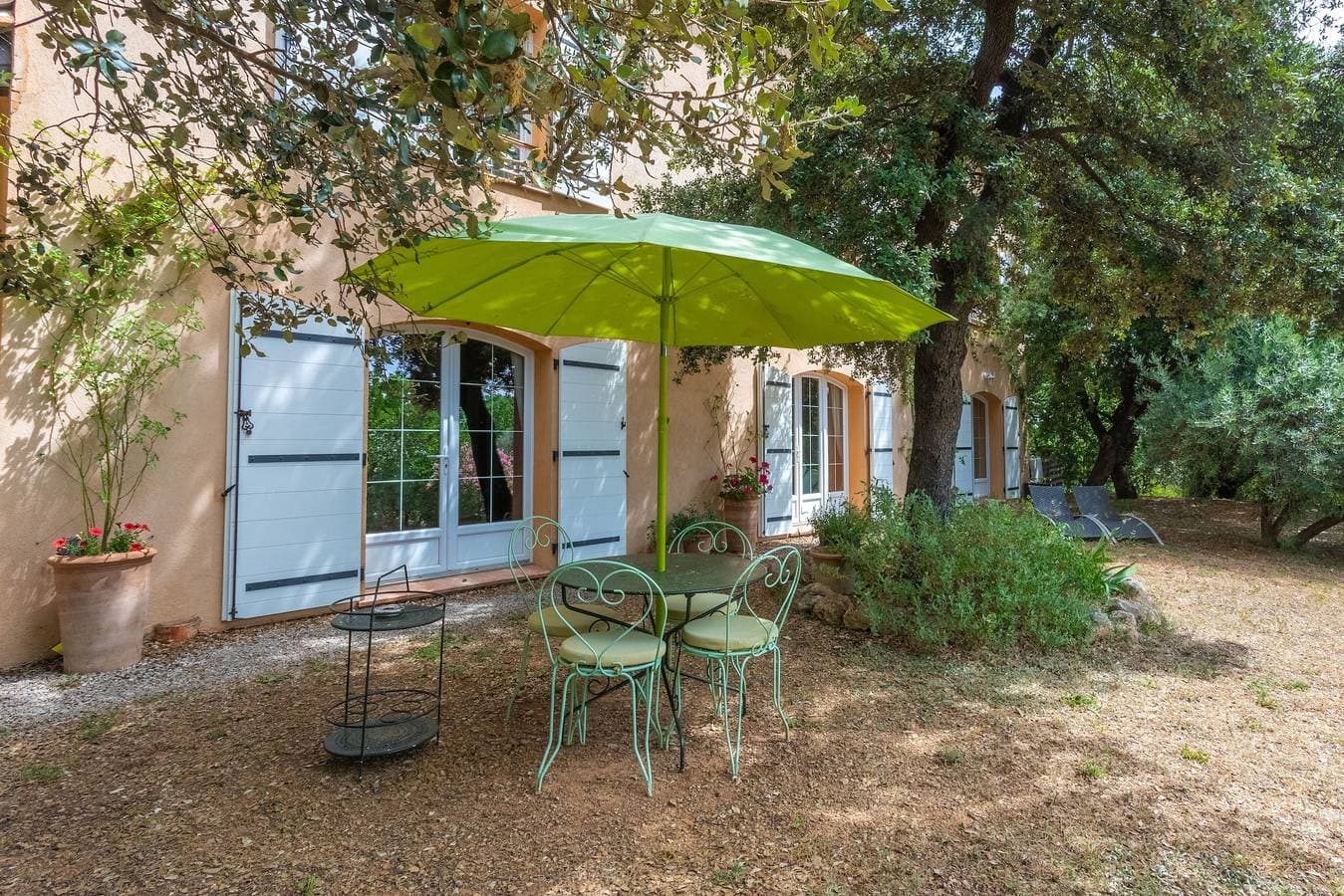 Foto 6 von 42: Gästezimmer „Les Lilas“ mit Pool, Garten, gemeinsamer Sommerküche und WLAN
