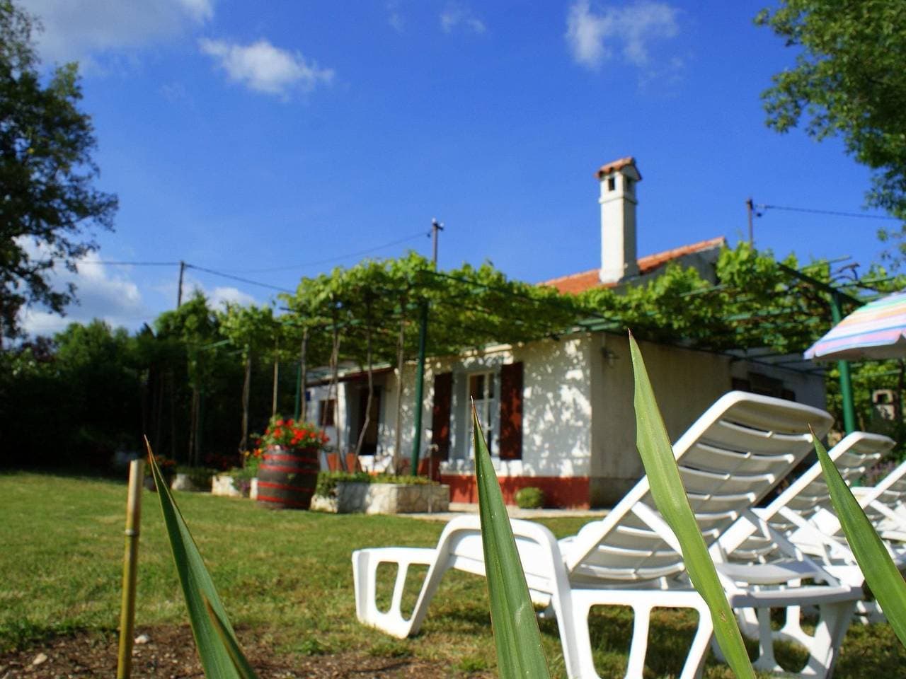 Foto 3 von 16: Freistehendes Haus Violeta mit weitläufigen Garten