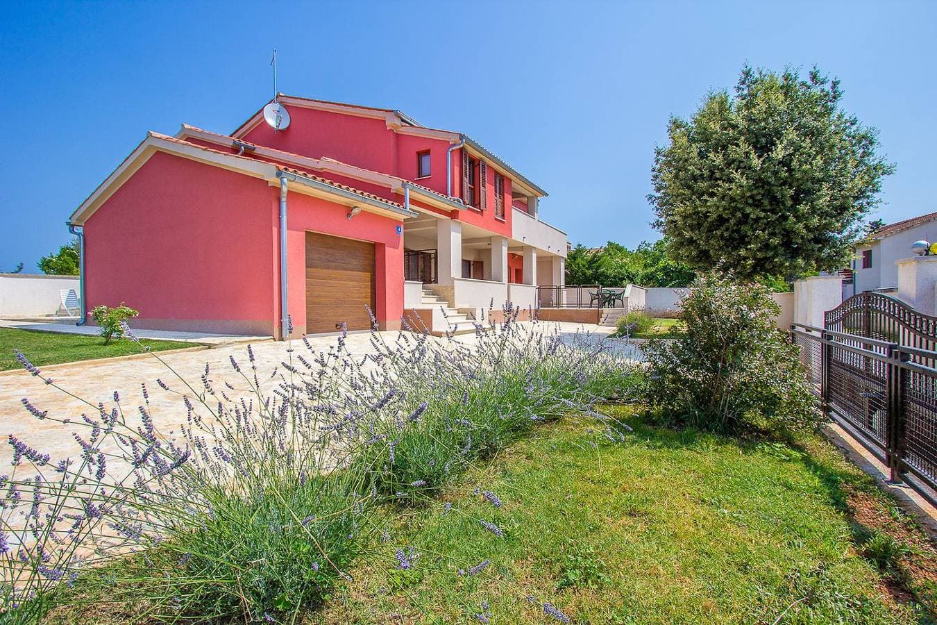 Ferienwohnung nur 500 Meter bis zum Kieselstrand mit Küche, Klima, WLAN, Haustiere erlaubt 1