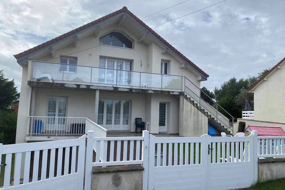 Cabourg/Le Home: Supervised beach 100 m'away. Close to thalasso and golf. 1