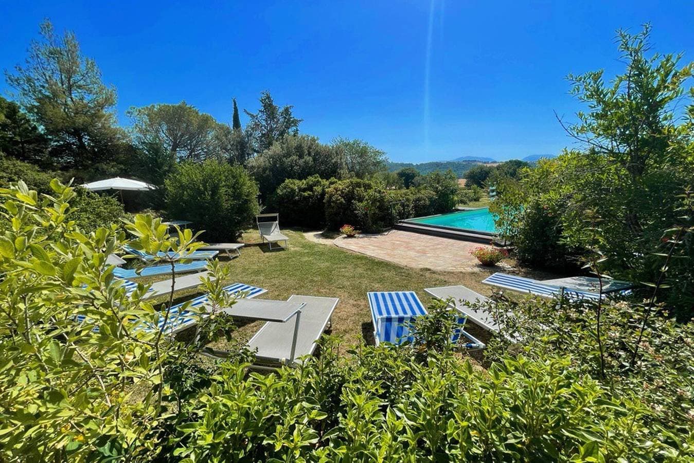Foto 9 von 99: Adam House, exklusiver Pool, atemberaubende Aussicht, weitläufiger Garten, Klimaanlage, Schlafmöglichkeiten für 8 Personen