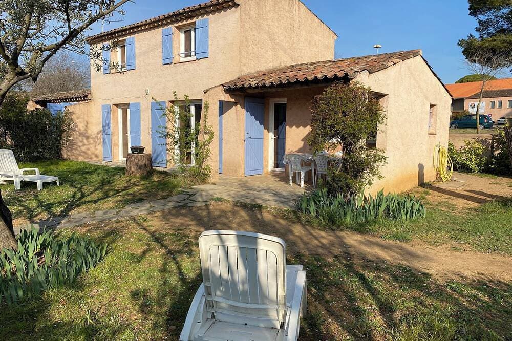 3-star air-conditioned house, sleeps 4/5, swimming pool, pets, enclosed garden 1