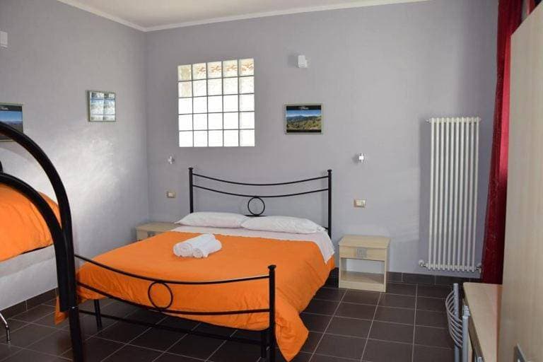 Foto 4 von 7: Quadruple Room with Private Bathroom