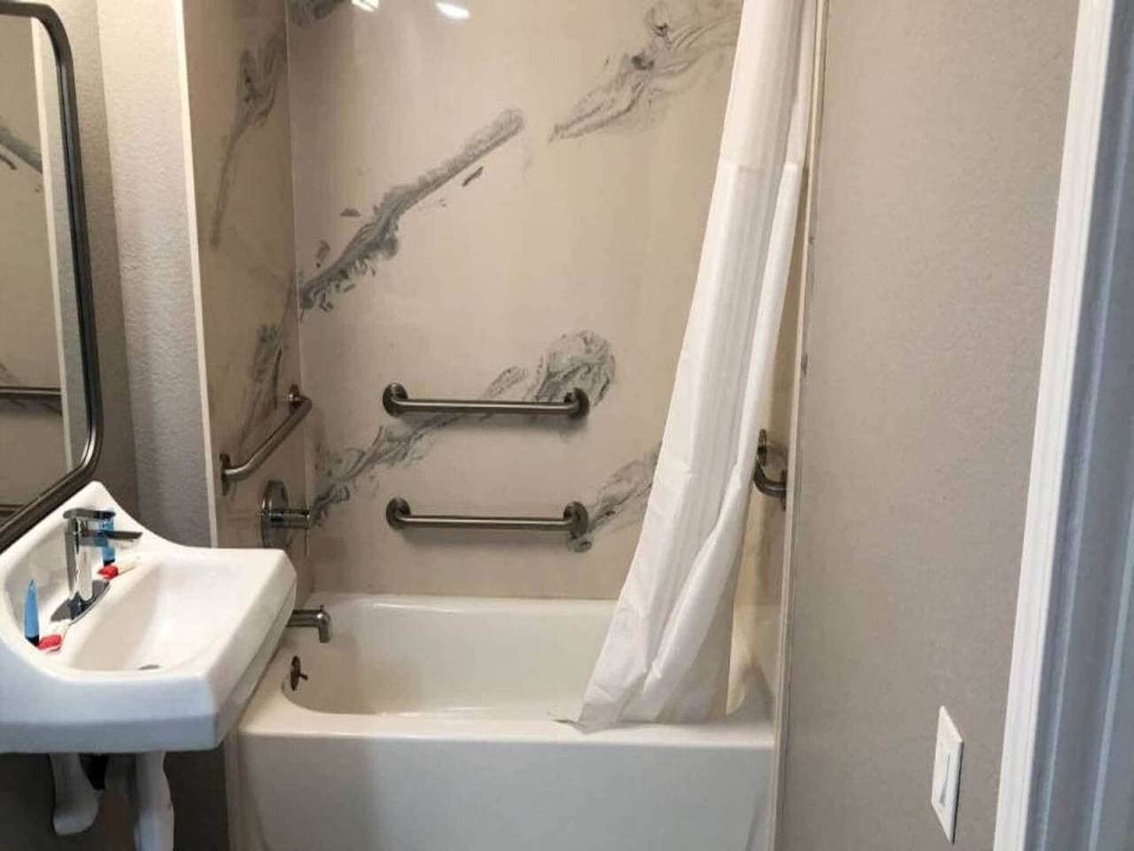 Foto 4 von 23: 2 Queensize-Betten | Nichtraucherzimmer