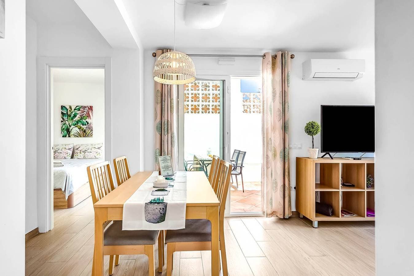 Foto 8 von 25: Ferienwohnung 'Torreblanca Deluxe Holiday Home' mit Meerblick, Gemeinschaftspool & WLAN