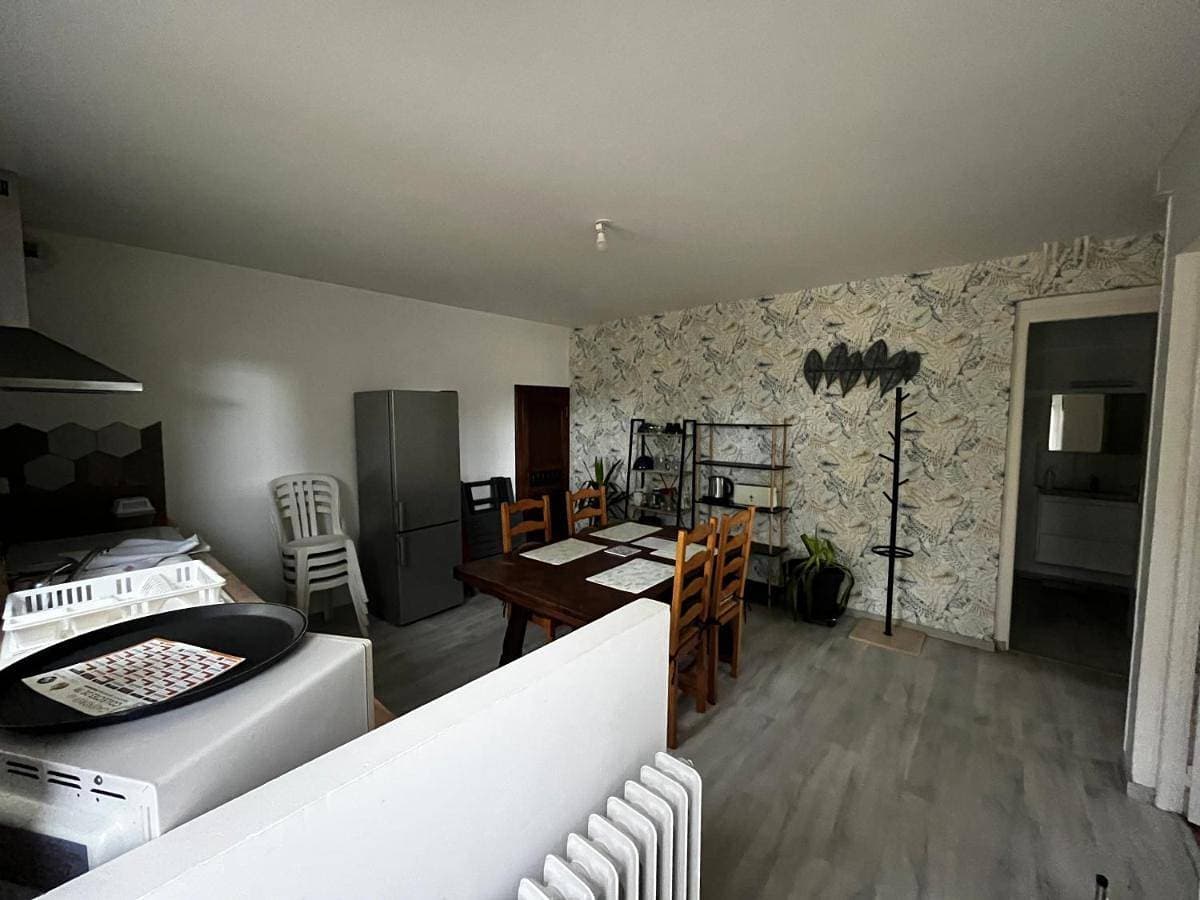 Logement sous maison habitée en face de la foret petite cour 1