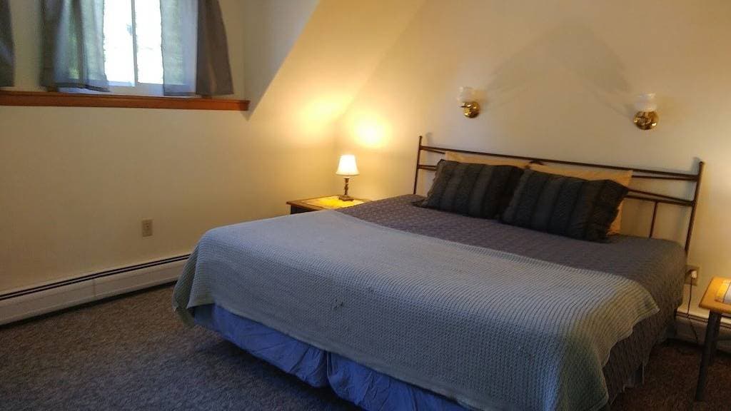 Foto 3 von 12: Spacious 1 Bedroom Apt w/King Bed Full Kitchen & Bathroom