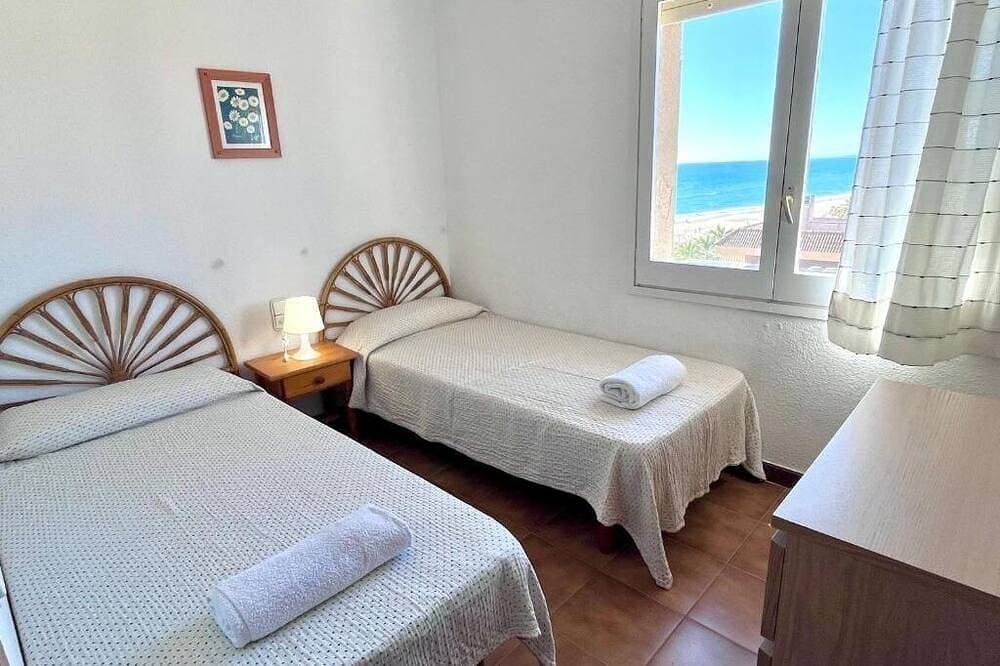 Foto 5 von 21: Geräumiges 3-Zimmer-Apartment direkt am Strand. Rodes-72