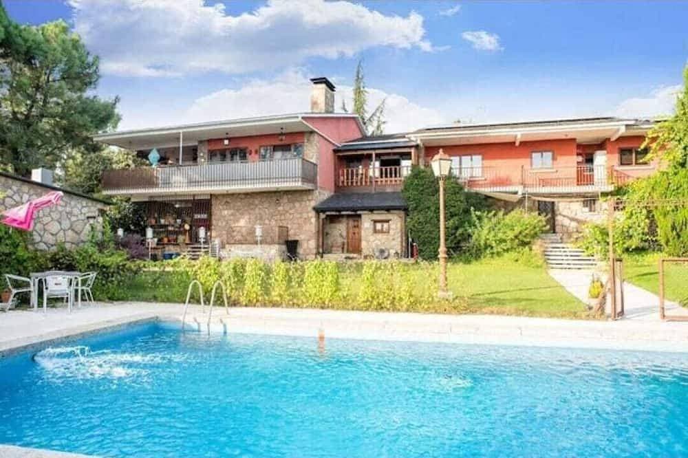 Abantos-the house in Galapagar. Apartment with direct access to the pool and lawn 1