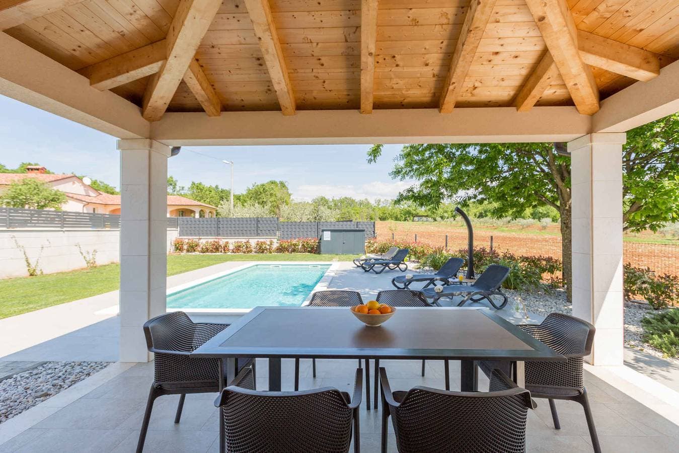 Foto 10 von 47: Ferienhaus mit Pool und schöner überdachter Terrasse