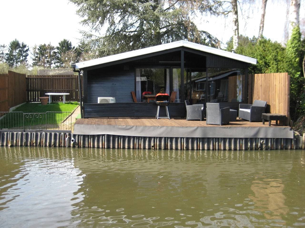 Modernes Chalet direkt am Wasser 1
