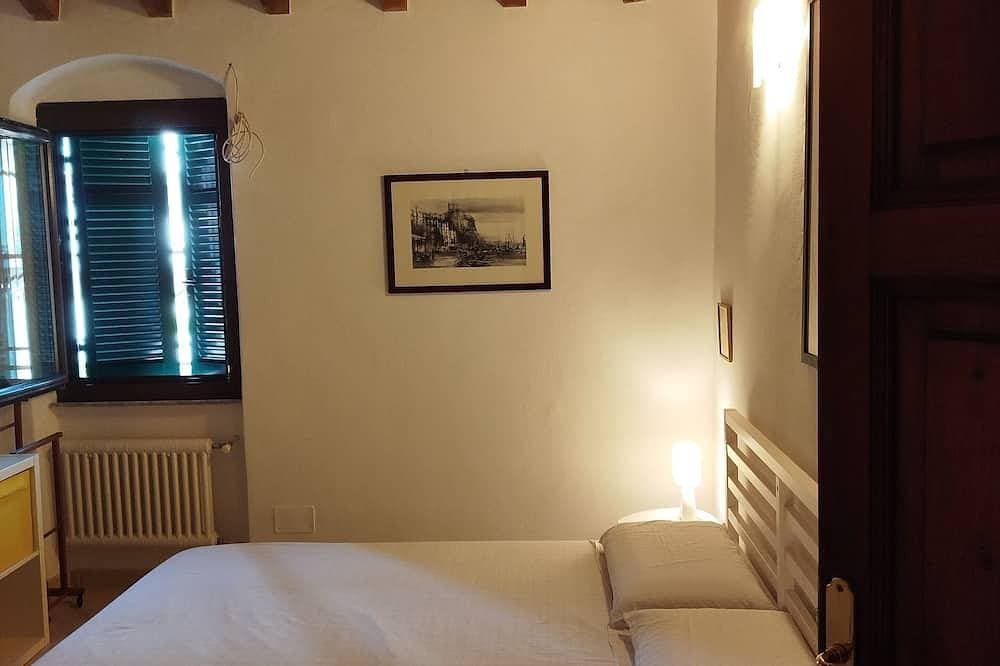 Foto 3 von 30: Typical Ligurian waterfront house in the center
