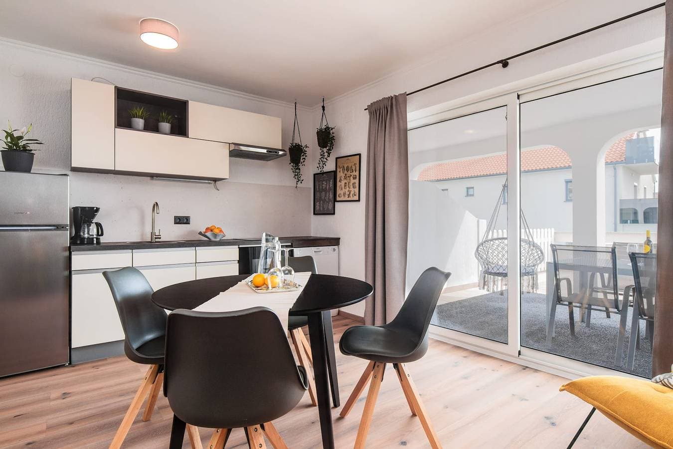 Foto 10 von 40: Stilvolles Apartment LiJan °3 mit Meerblick und beheiztem Pool