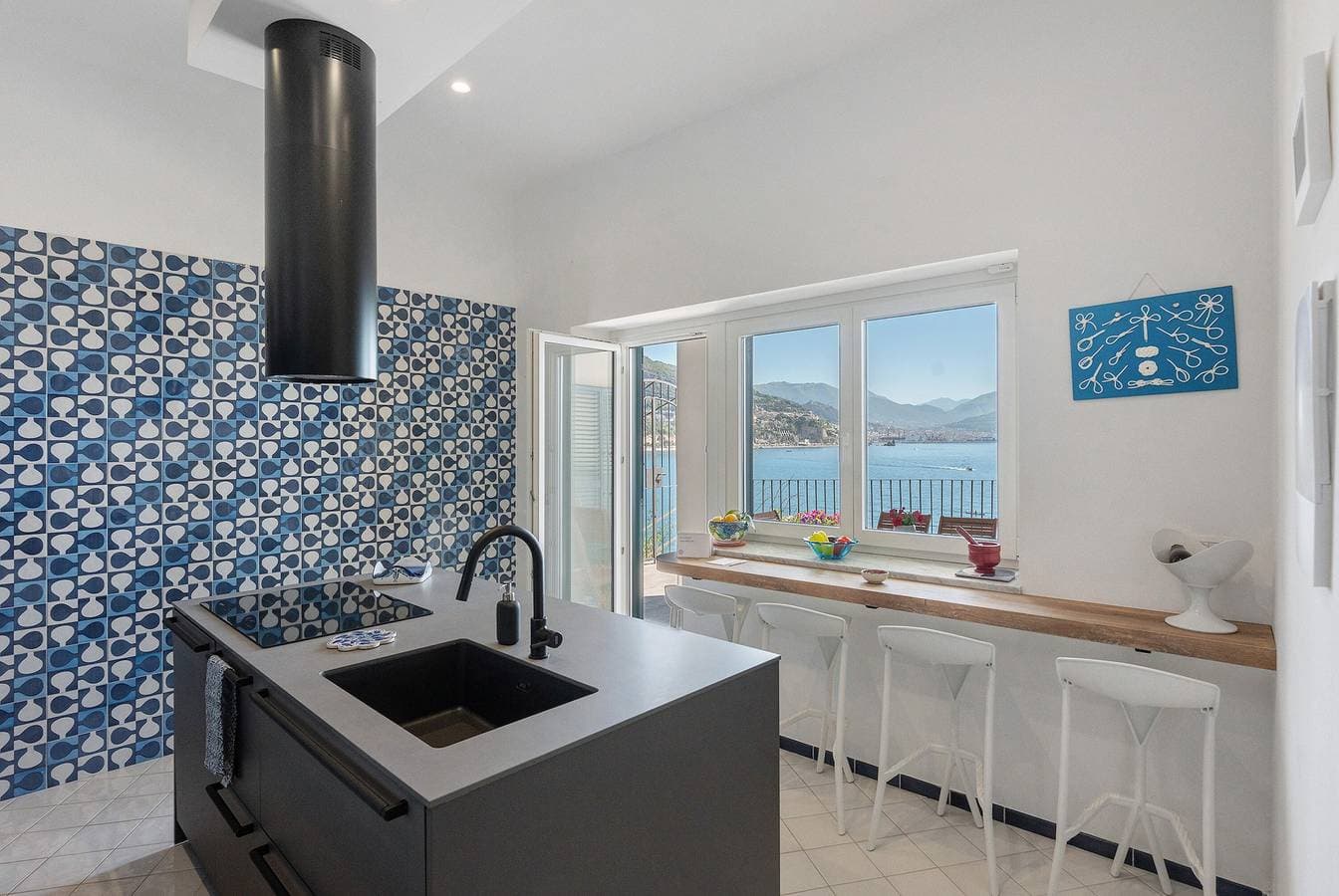 Foto 10 von 40: Villa 'Luxury A Strapiombo Sul Mare' mit Meerblick, Wi-Fi und Klimaanlage