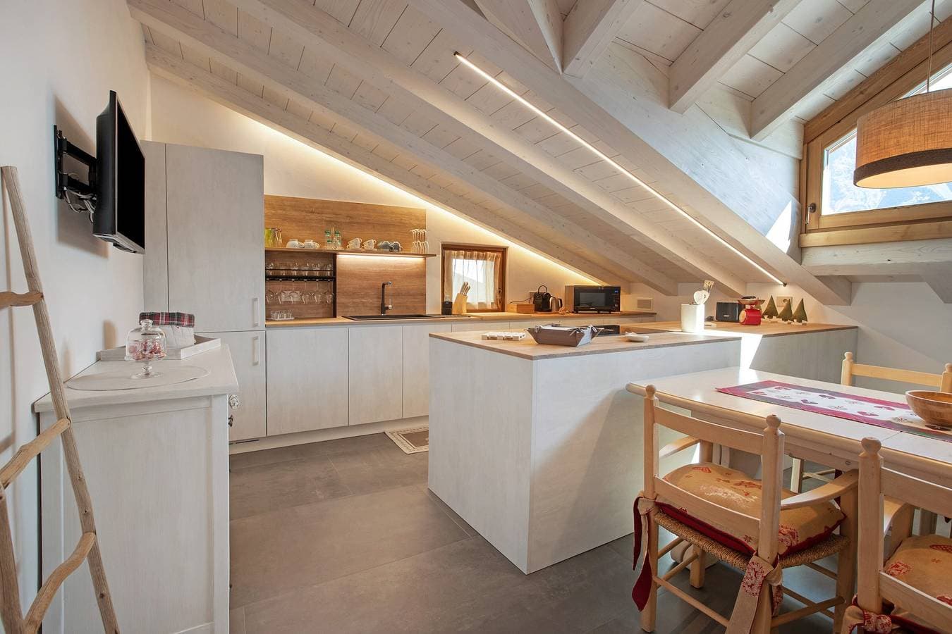 Foto 4 von 37: Ferienwohnung 'Scoiattolo' mit Bergblick, Gemeinschaftsgarten und Wi-Fi