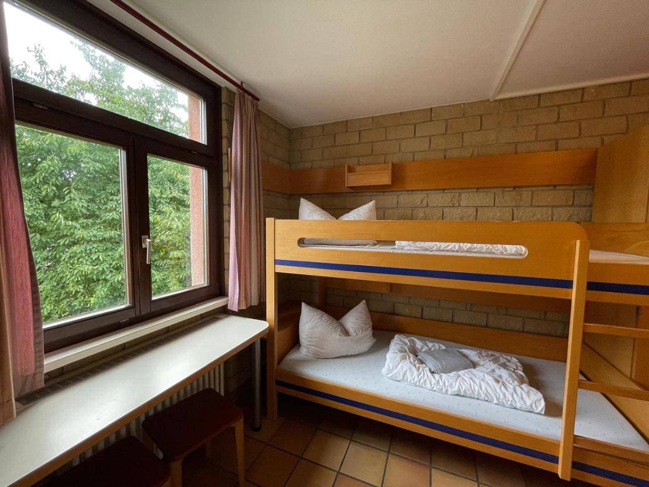 Foto 7 von 11: Twin Room with Private Bathroom