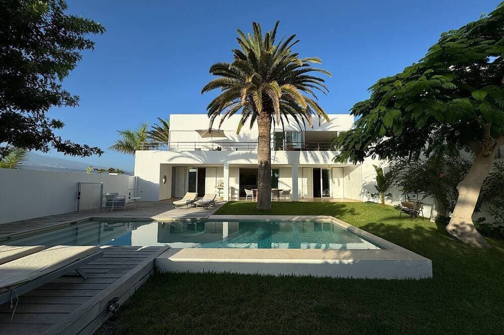 Luxuriöse, lichtdurchflutete Villa mit Pool, 50 m vom Meer entfernt 1
