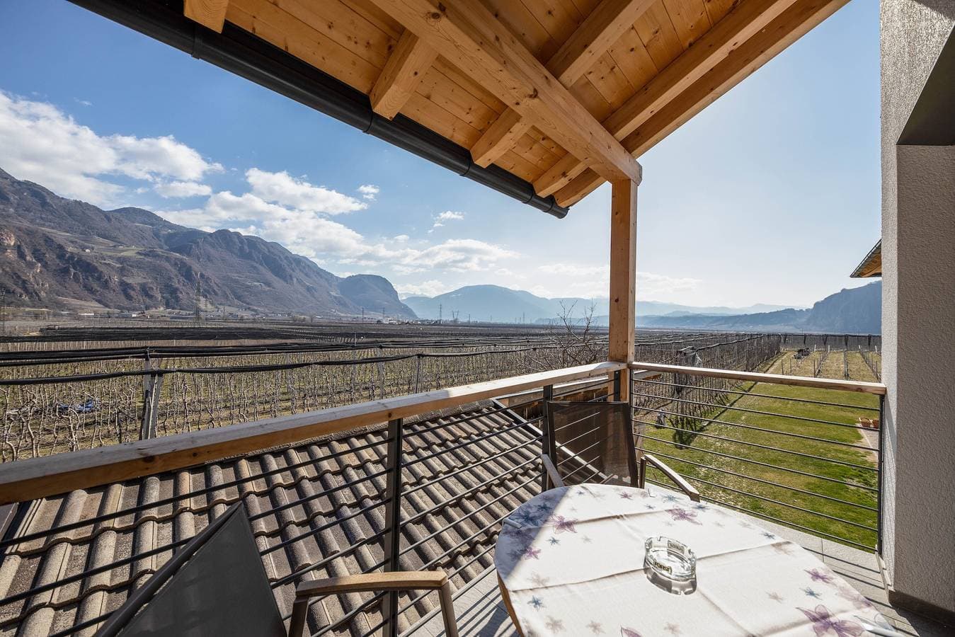 Foto 13 von 25: Helle Ferienwohnung "1 Weger" mit Panoramablick auf die Berge, WLAN & Balkon