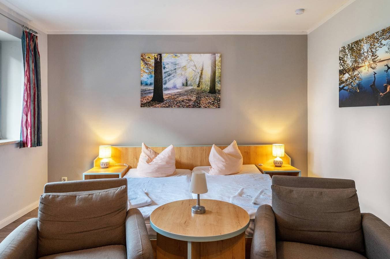 Foto 9 von 29: Einzimmerapartment 'Fewo Inselblick - Am Schweriner See' mit Seeblick, privater Terrasse und Wi-Fi