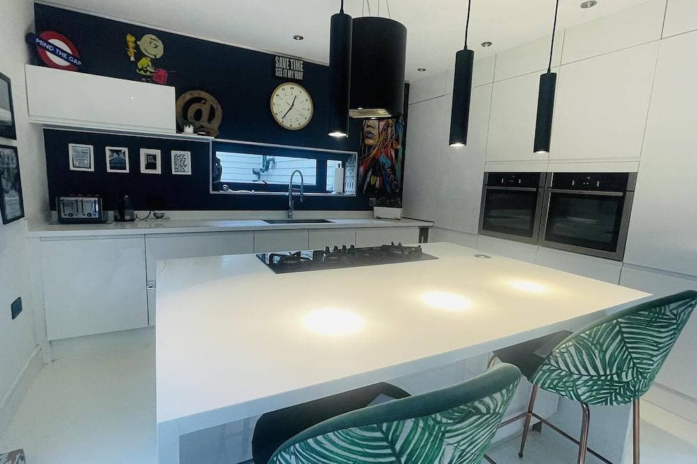Foto 13 von 30: Artsy Retreat - Sleeps 4, Free Parking & Balcony