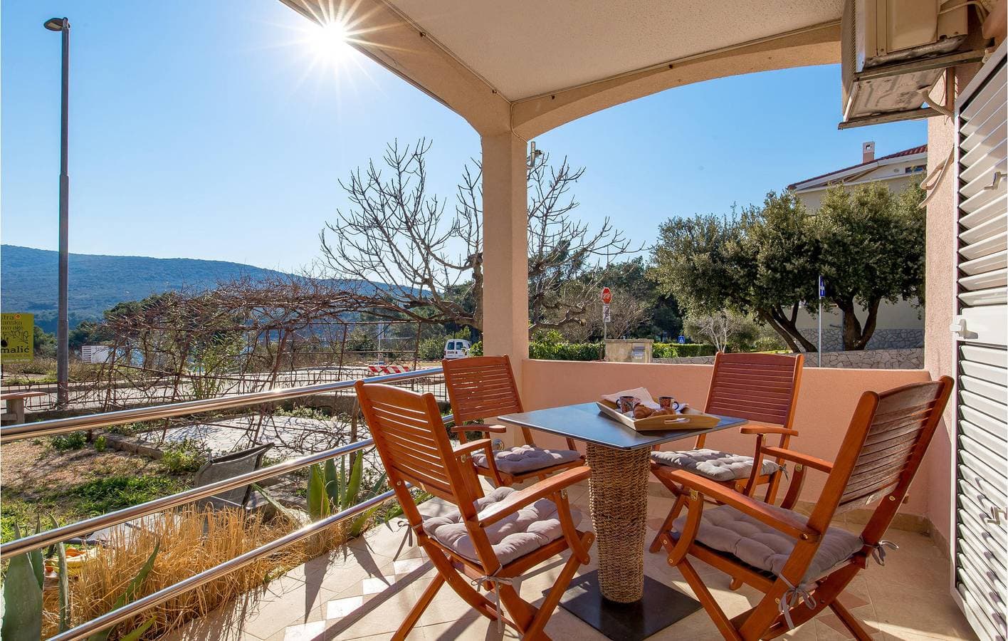 Foto 2 von 26: Gemütliche Ferienwohnung mit Terrasse in der Nähe eines Bistros und der Küste in Cres