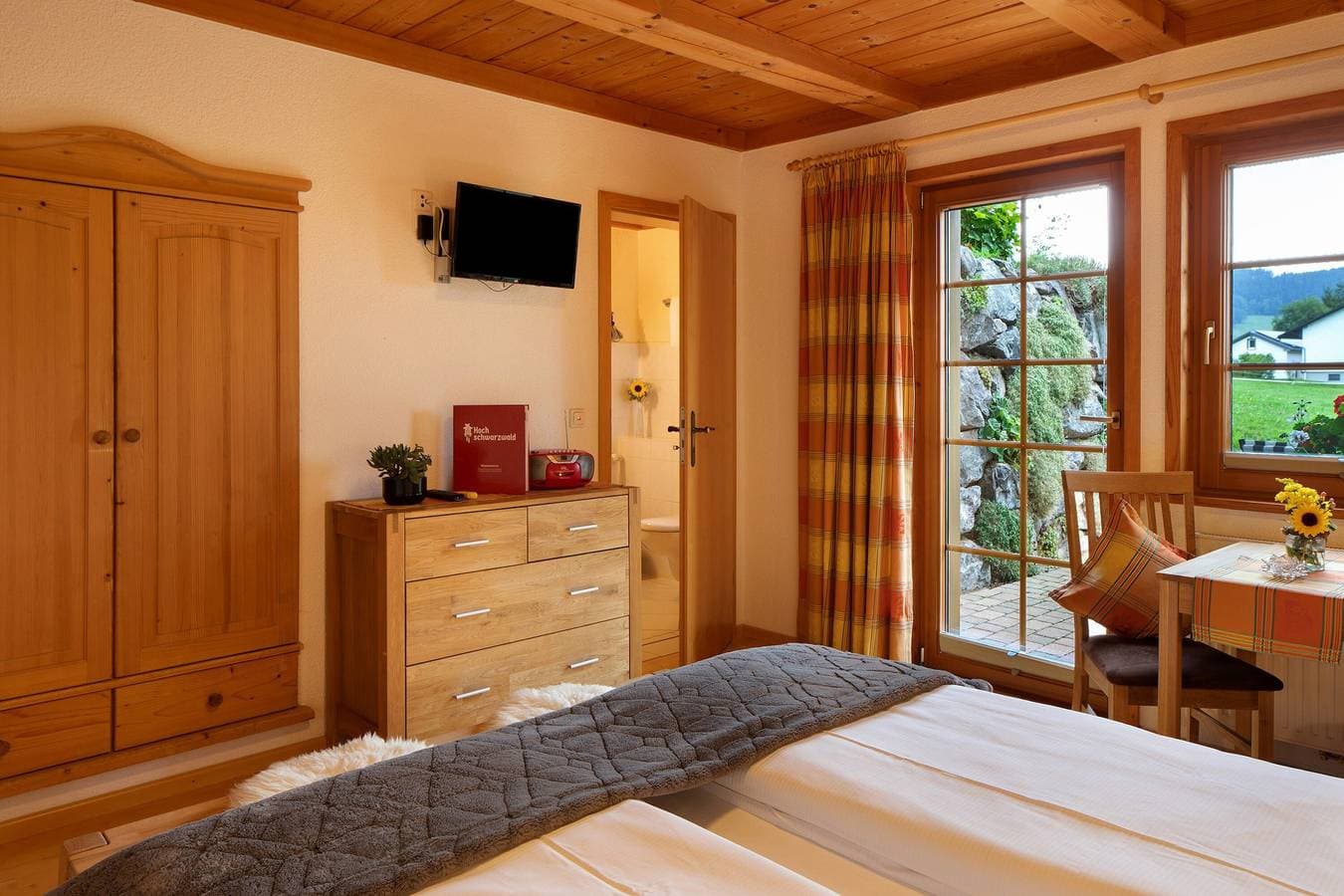 Foto 3 von 22: Gästezimmer Hirschsprung mit Bergblick, privater Terrasse und WLAN