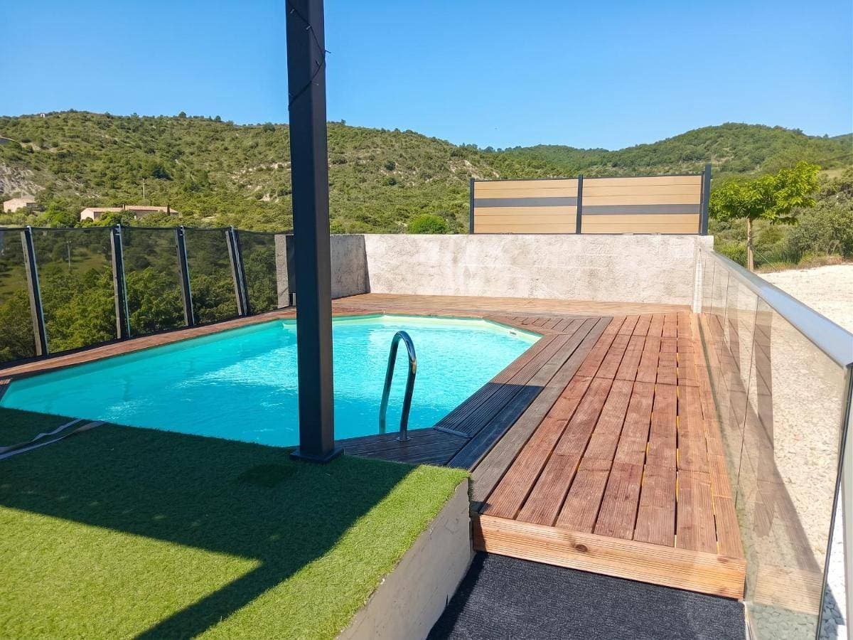 Villa avec piscine et vue sur la montagne 1