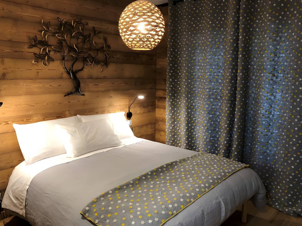 Foto 3 von 19: Bed & Breakfast 'La Baïta De La Foux – Zimmer 1' mit Bergblick, Gemeinschaftsterrasse und WLAN