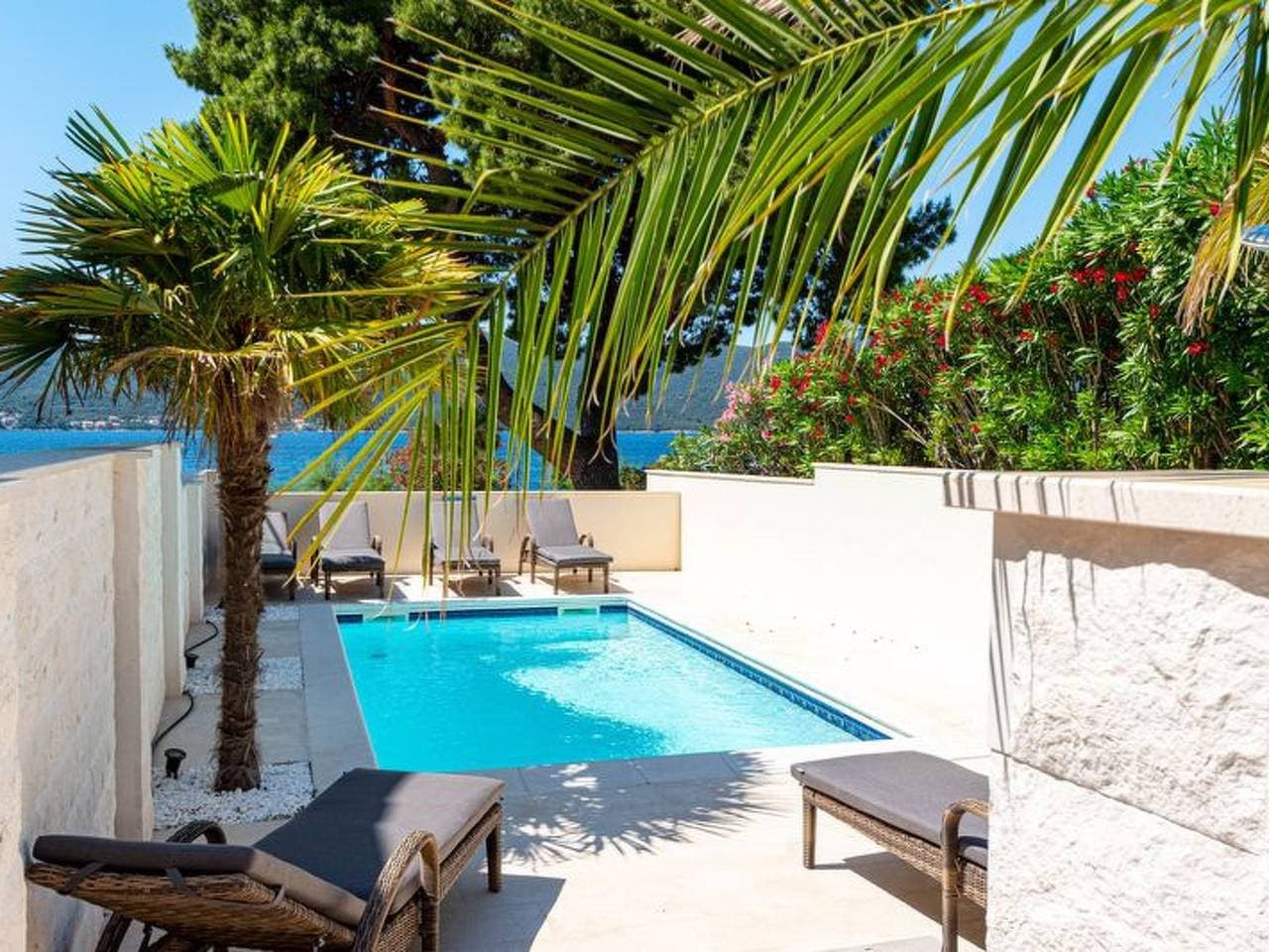 Suartini Viganj mit einem Pool 1