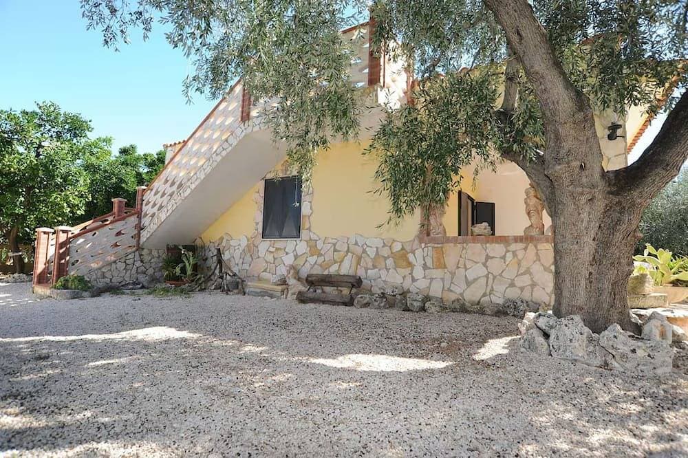 Foto 11 von 29: Komplett eingezäunt in einer fantastischen Agrumeto Villa umgeben