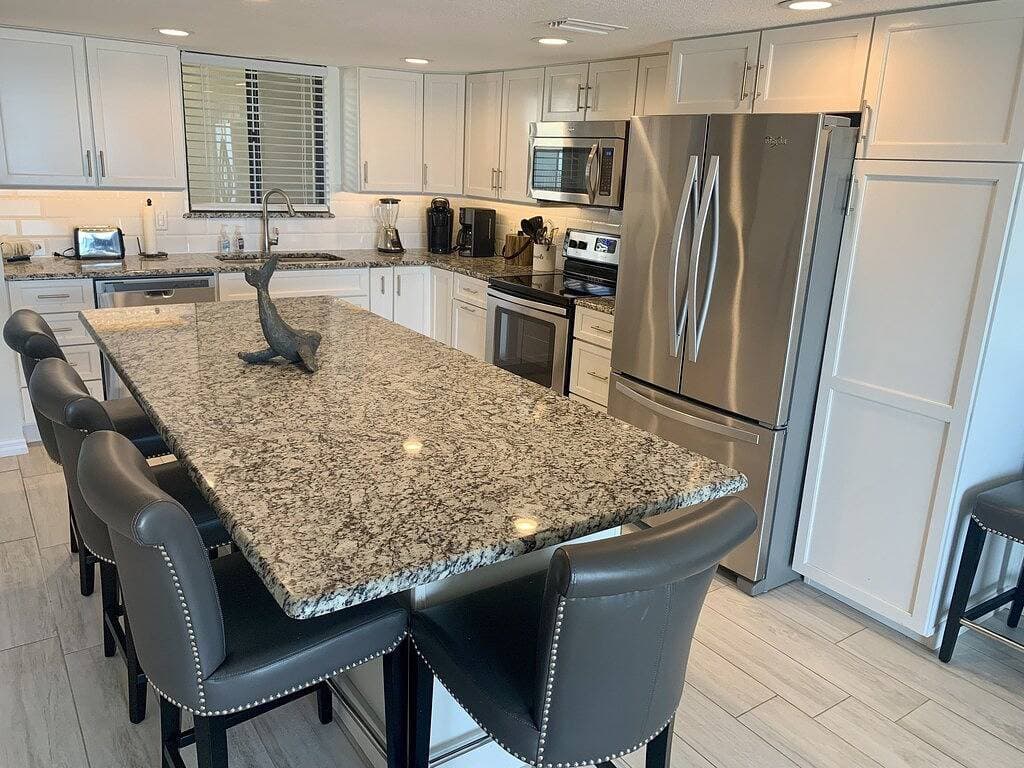 Foto 3 von 24: Modern Décor and Ocean Galore! Newly Renovated Oceanfront Condo sleeps 6