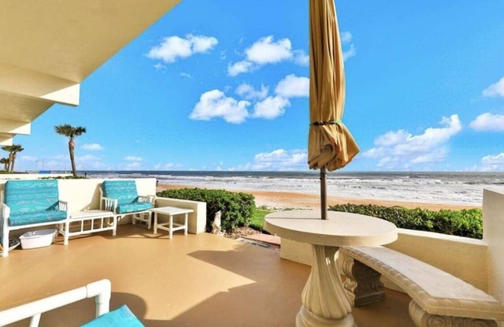 Foto 2 von 45: Direct Oceanfront 1/1 king first floor, oceanfront Patio, pool beach steps away.