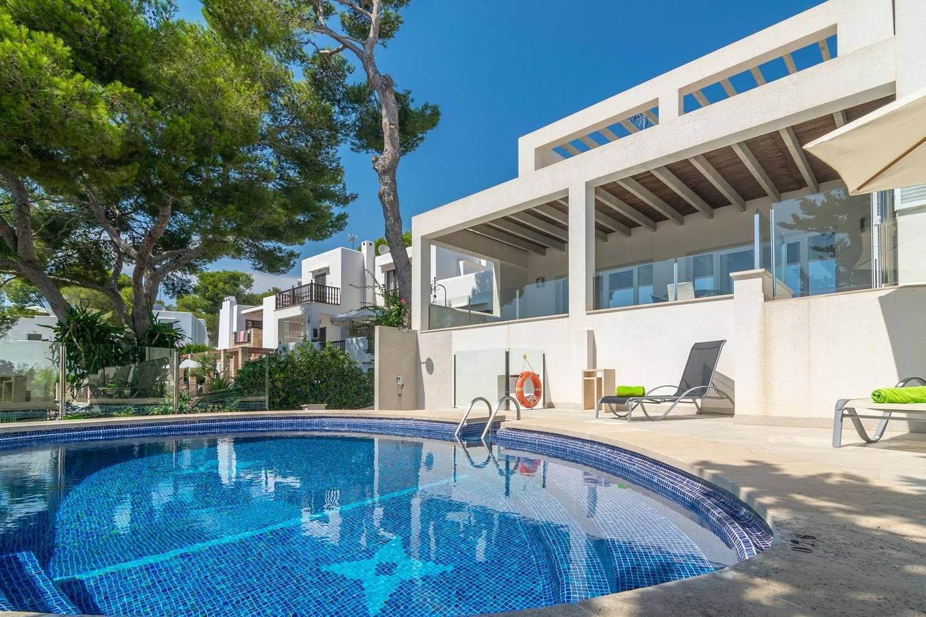 Foto 3 von 43: Cala Llonga - Spectacular villa with private pool and beautiful views to the marina. Free WiFi