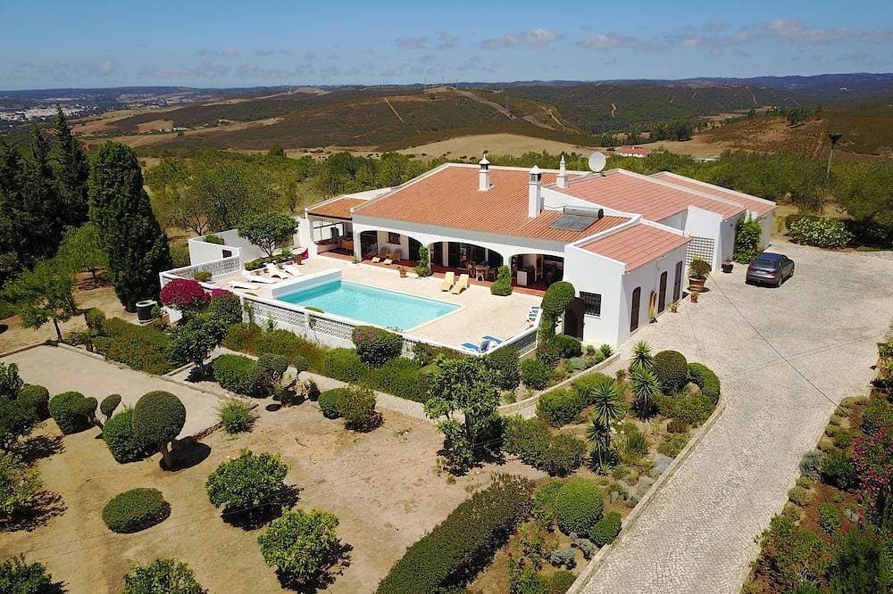 Villa (eingezäuntes Grundstück von 1 ha - ruhige Lage) 1