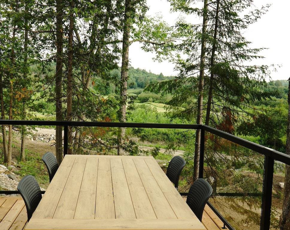 Foto 2 von 32: Le Riverain. Riverfront Modern Cottage.