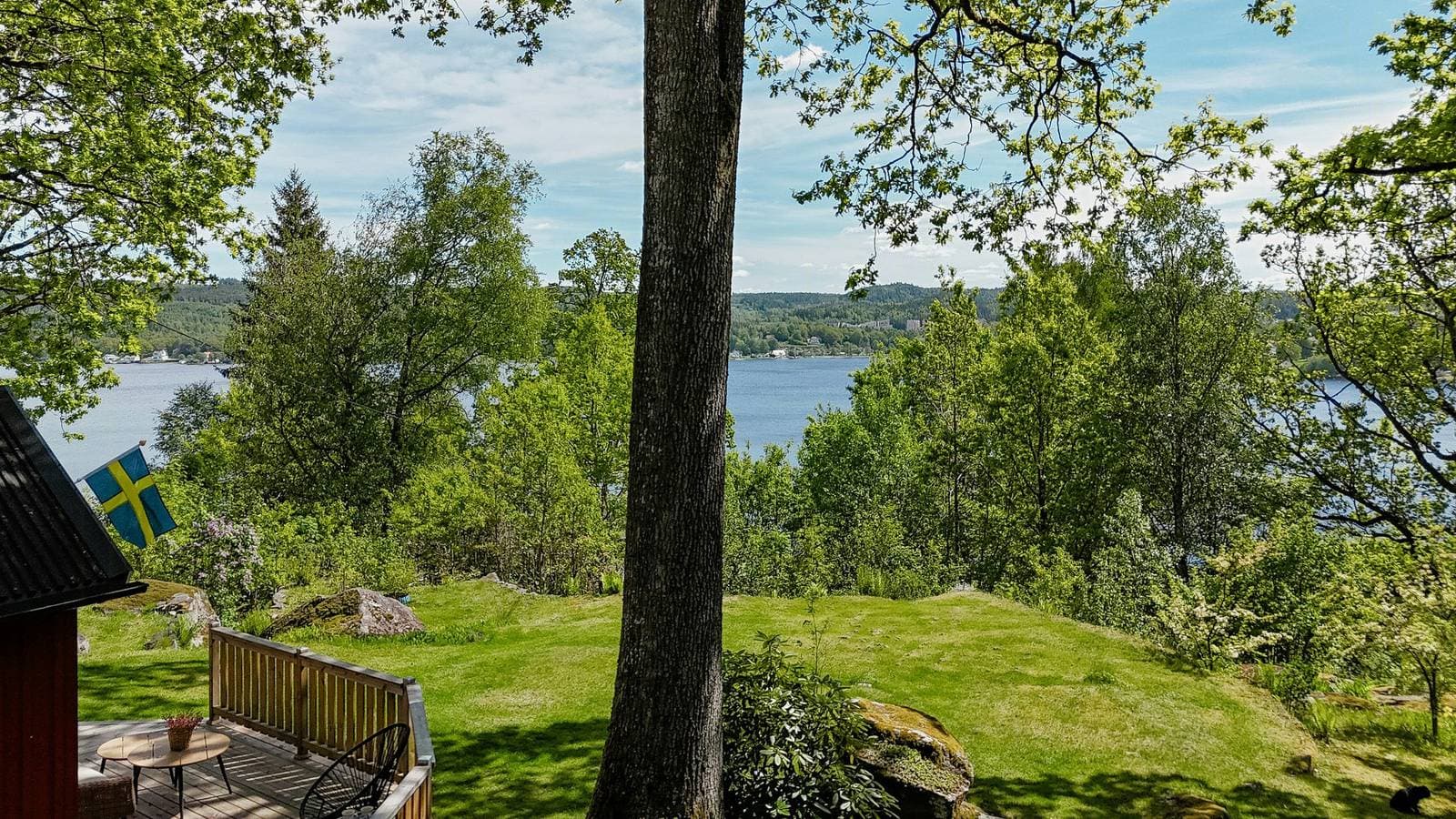 Foto 2 von 27: Ferienhaus auf einer Anhöhe mit Blick auf den Öresjö