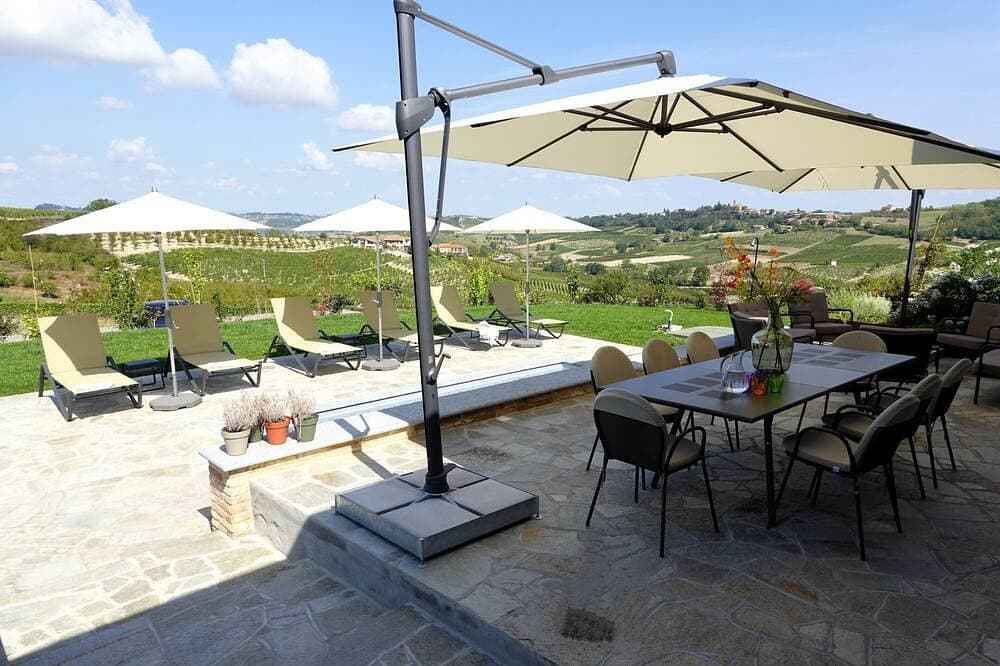 Spectacular villa with private pool and views on the vineyards and the alps 1