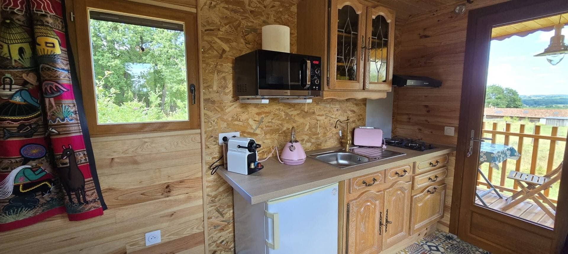 Foto 7 von 15: Cabane „Roulotte L'âne Au Salon En Armagnac“ – Romantische Auszeit im Grünen