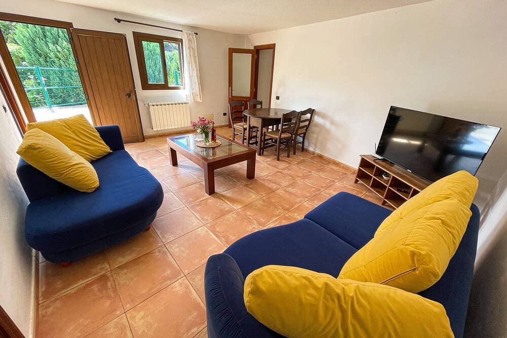 Rural house, located in a quiet environment and surrounded by greenery 1