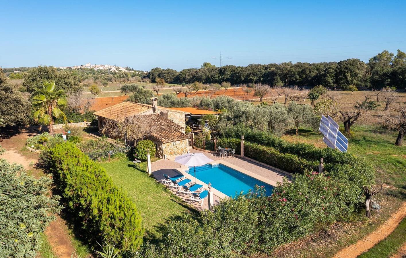 Búger Oase: Charmante Wohnung mit Pool und Terrasse 1