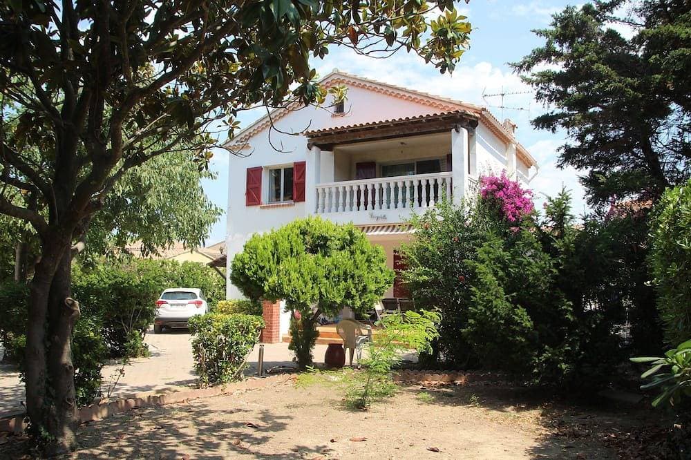 Villa located 100 meters from Port du Brusc, the beach, and local shops. 1