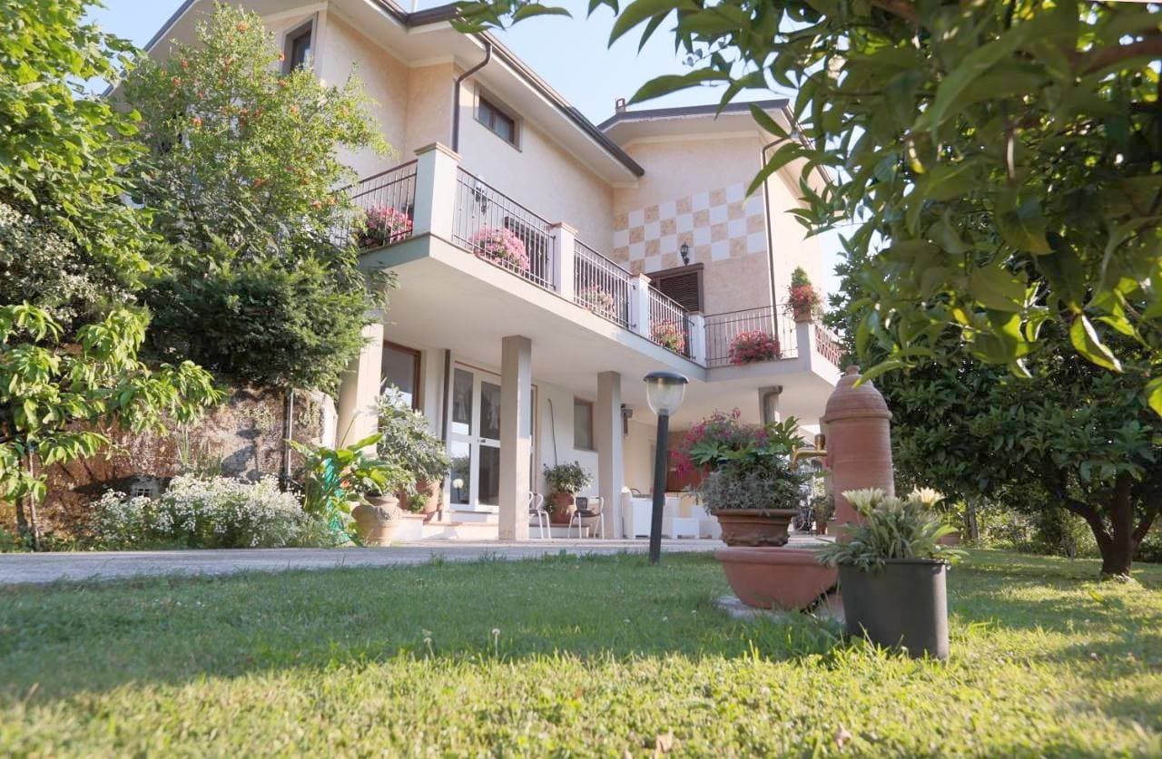Parte di casa con giardino e piscina 1